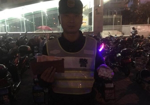 拾金不昧好隊(duì)員-高行輔警項(xiàng)目好人好事