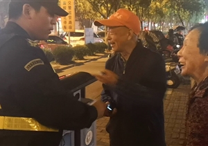 長興島宗保治安巡邏，撿到手機(jī)，及時(shí)歸還失主