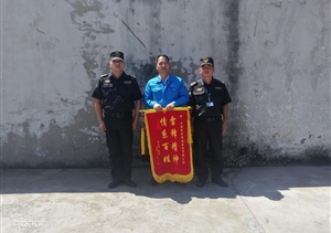 迷路老人心焦急 熱心特保來(lái)相助