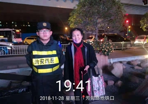拾金不昧樹新風系列報道 --洋涇輔警項目拾到手機交還失主