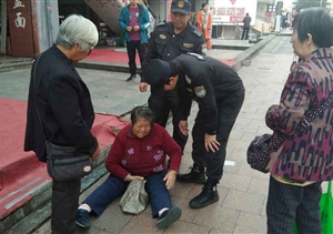 七旬老人摔倒，熱心特保伸援手 --惠南市容項目救助受傷老人