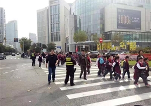 要幫助 找特保 全力服務(wù)保障安全 --陸家嘴梅園項目護送小朋友過馬
