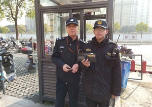 拾金不昧樹新風(fēng)系列報(bào)道 ——周浦海印項(xiàng)目隊(duì)員拾到錢包交于民警