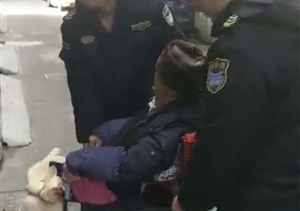 老人突然摔倒  宗保隊(duì)員及時(shí)相助 --北蔡市容項(xiàng)目幫忙攙扶摔倒老人