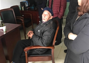 老人迷路求幫助，宗保隊員來幫助 --惠南市容把迷路老人送回家