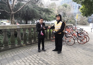 拾金不昧樹新風(fēng)系列報道 --金橋市容隊員拾到錢包交還于失主