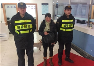 拾金不昧樹新風(fēng)系列報(bào)道 --周浦市容項(xiàng)目隊(duì)員拾到手提包交還失主