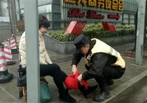 女子車禍倒地 特保攙扶救助 --金橋市容項(xiàng)目隊(duì)員救助車禍?zhǔn)軅?></a>
												</div>
												<div   id=