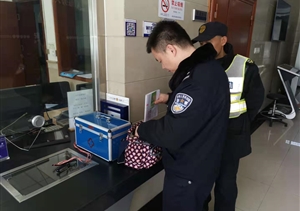 拾金不昧樹新風(fēng)系列報(bào)道 --金楊市容隊(duì)員拾金不昧