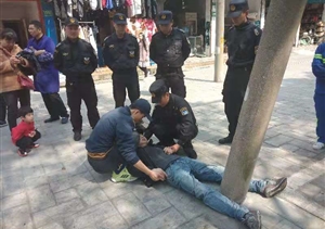 男子路邊暈倒  特保熱心相助 --宗保金山市容項(xiàng)目熱心幫助暈倒男子