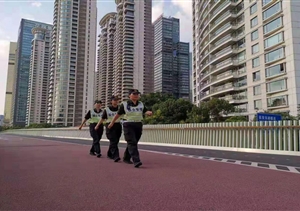 堅(jiān)守中秋小長(zhǎng)假  方便游客你我他 ——陸家嘴綜合管理項(xiàng)目隊(duì)員中秋