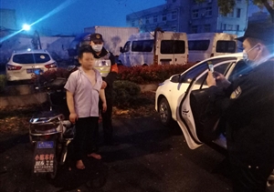 凌晨推車形跡可疑  宗保保安洞察智擒   ——孫橋輔警項目隊員合力