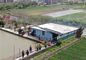 無人機(jī)航拍捕捉火情  保安消防員聯(lián)手施救 ——宗保公司無人機(jī)在執(zhí)