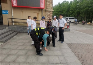 老人踩空臺(tái)階摔倒  保安聞?dòng)嵹s來施救 ——宗保公司駐長興島市容項(xiàng)