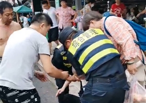 老人鬧市突摔倒  隊員幫扶顯溫暖 ——民泰公司駐金家渡菜場隊員救