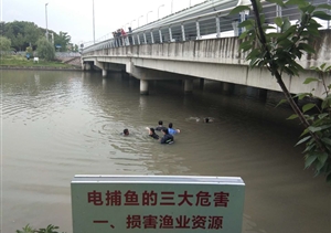 河道驚現(xiàn)溺水男  忘我跳河急施救--閔行交通輔警項目隊員緊急跳河