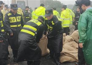 徑山防汛救災   他們奮戰(zhàn)一線——浙江民泰駐徑山市容項目全力奮戰(zhàn)