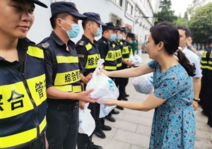 甲方慰問到一線 情系員工暖人心——楊思社區(qū)領(lǐng)導(dǎo)慰問宗保公司駐三