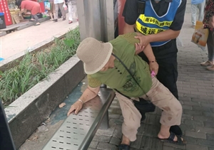 老人炎炎夏日突暈倒  保安及時(shí)救助化險(xiǎn)情——宗保世博區(qū)域南碼頭