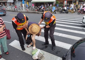 路遇突發(fā)交通事故 特保積極救助傷員——南碼頭市容項(xiàng)目隊(duì)員協(xié)助處