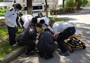 老人騎車摔倒昏迷  保安熱心救助獲贊——公司駐奉賢區(qū)柘林鎮(zhèn)網(wǎng)格