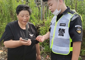 拾金不昧宗保人 善舉美德暖人心——周浦市容項(xiàng)目隊(duì)員撿到一部手機(jī)