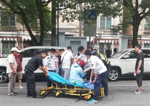 發(fā)生車禍人受傷  熱心隊(duì)員急救助——三林市容項(xiàng)目隊(duì)員救助車禍?zhǔn)?></a>
												</div>
												<div   id=