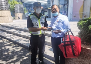 拾金不昧好行為 物歸原主品行高——宗保公司駐陸家嘴綜合管理隊員