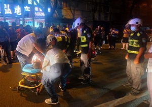 巡邏路遇交通事故  宗保隊(duì)員出手相助——高橋市容項(xiàng)目隊(duì)員救助車