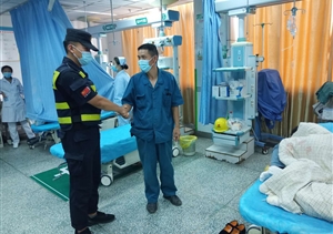 女孩暈倒不省事 隊員施救解其?！h市容項目隊員救助暈倒女孩