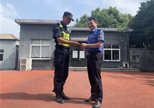 醉男言行粗暴拒執(zhí)法   隊員忍辱克制避激化——宗保公司駐閑林城管