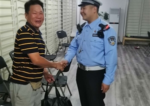 執(zhí)勤撿到手提包 拾金不昧還失主—閔行虹橋交通輔警項(xiàng)目隊(duì)員撿到一