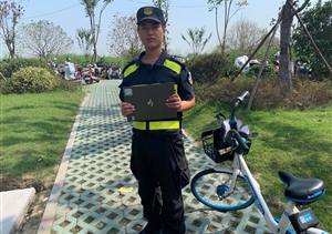 良渚地鐵菜場項(xiàng)目隊(duì)員撿到一個(gè)手提包