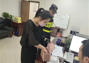 東湖市容項(xiàng)目隊(duì)員撿到一個(gè)手提包