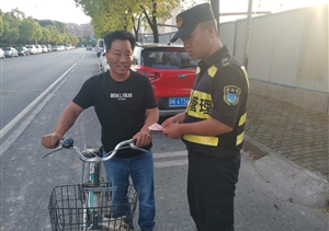 弘揚(yáng)社會(huì)美德  踐行為民服務(wù)—高行市容項(xiàng)目隊(duì)員撿到現(xiàn)金500元