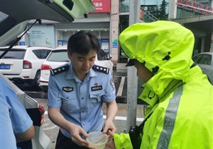 碗碗熱姜湯  濃濃關(guān)愛情—閔行區(qū)域甲方領(lǐng)導(dǎo)慰問宗保一線員工