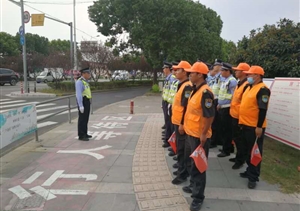 創(chuàng)城迎檢關(guān)鍵期 隊員挑重勇?lián)敗诒９靖黜椖繄允貚徫涣巹?chuàng)城