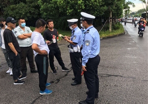 交通事故路擁堵 隊員疏導保暢通—金橋交管隊員及時疏通事故現(xiàn)場