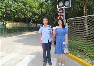 閔行梅隴交通輔警項目隊員撿到一張身份證