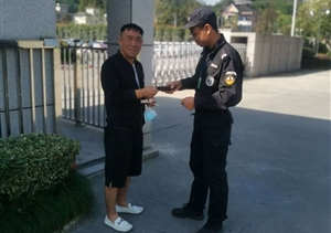 輔警巡邏撿手機  物歸原主獲點贊--閑林輔警項目隊員撿到手機