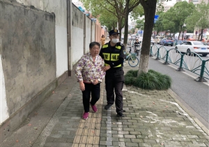 路遇迷路癡呆老人 隊(duì)員安撫幫尋家人--周浦市容項(xiàng)目隊(duì)員安撫癡呆老