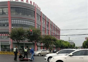 雨天女子騎車摔倒 輔警熱心幫助扶起--新場(chǎng)輔警隊(duì)員扶起騎車摔倒的