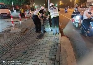 交通安全無(wú)小事  清理路障除隱患--孫橋輔警項(xiàng)目隊(duì)員清理遺落路面