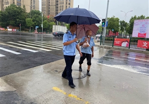 路遇迷路老人  隊員護(hù)送回家--新場鎮(zhèn)政府門衛(wèi)項目隊員護(hù)送老人回