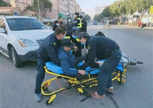巡邏路遇交通事故 宗保隊(duì)員熱心幫助 ——三林市容項(xiàng)目隊(duì)員幫助車