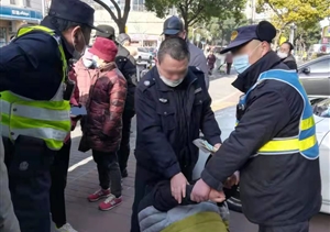 世博區(qū)域南碼頭項(xiàng)目隊(duì)員協(xié)助市民抓住偷竊嫌疑人