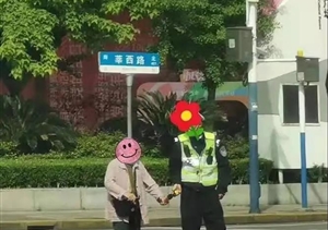 老人回家難招車 隊(duì)員幫助獲稱贊 —閔行莘莊梅隴輔警項(xiàng)目隊(duì)員幫助