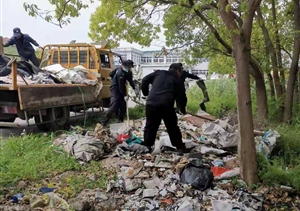 宗保隊(duì)員積極參與裸露垃圾清理整治行動(dòng)