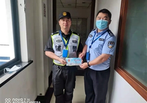 浦東新區(qū)公安分局領(lǐng)導(dǎo)慰問值勤受傷宗保隊員