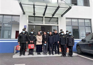 金山衛(wèi)鎮(zhèn)工會(huì)主席慰問宗保隊(duì)員